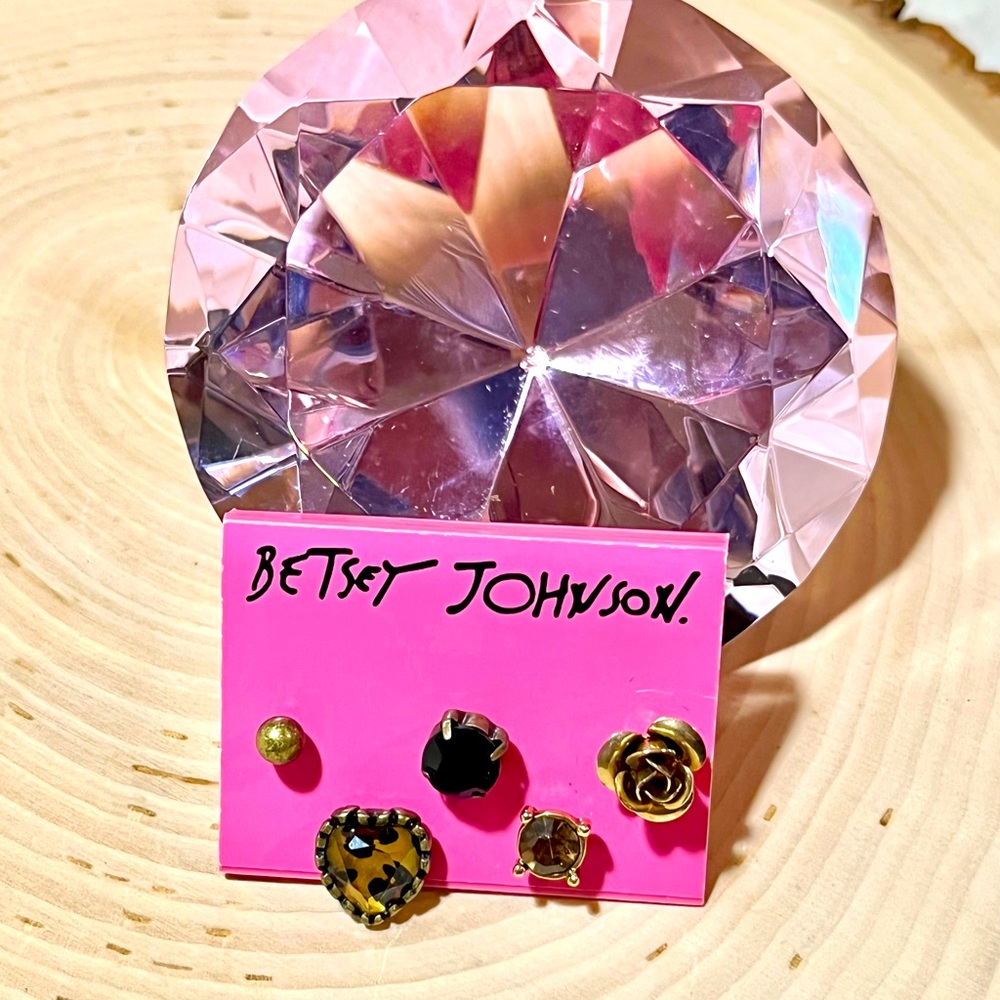 Betsey Johnson set a 5 single earrings NWT